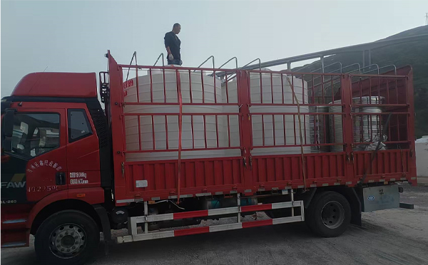 康县立式运输桶安排发货现场