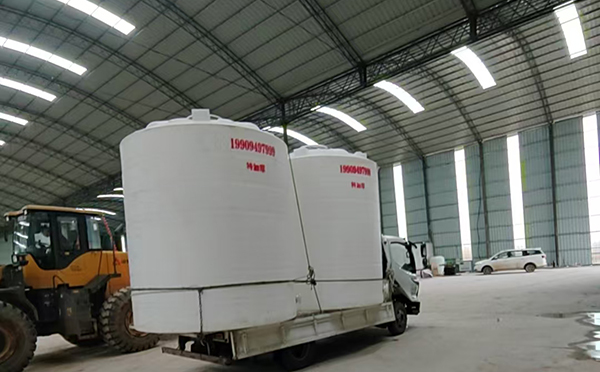 特加厚康县塑料大桶装车运输交付实录 特加厚康县塑料大桶装车运输交付实录